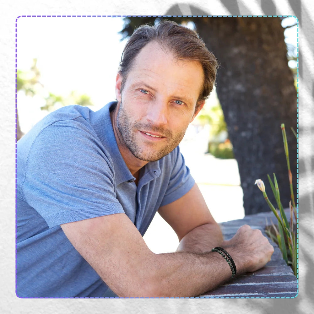 Vyriška apyrankė – juoda oda ir žali akmenys