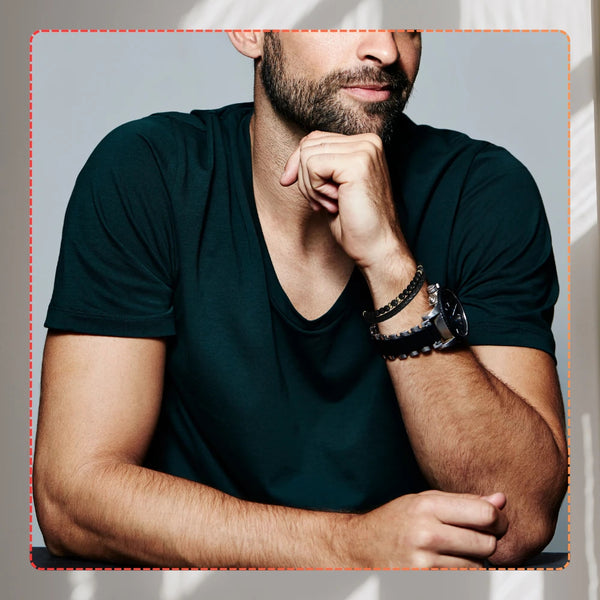 Vyriška apyrankė – juoda oda, akmenys ir auksiniai žiedai