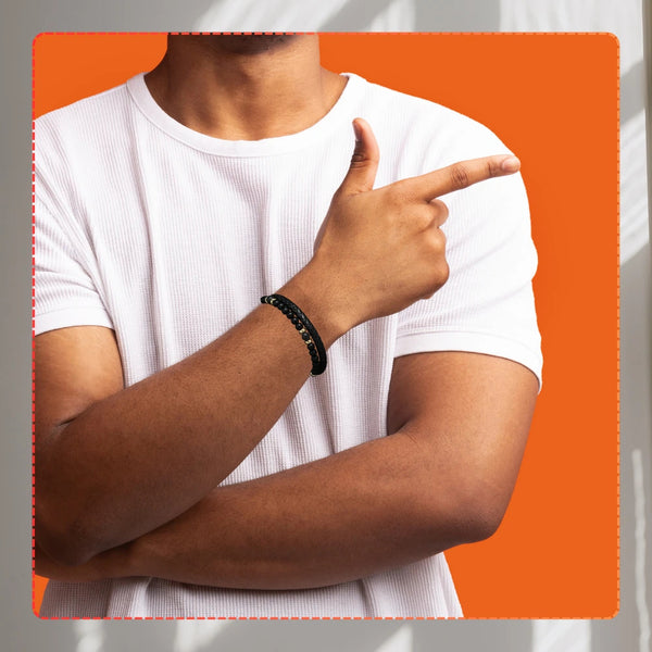 Vyriška apyrankė – juoda oda, akmenys ir auksiniai žiedai