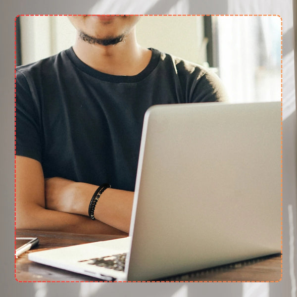 Vyriška apyrankė – juoda oda, akmenys ir auksiniai žiedai