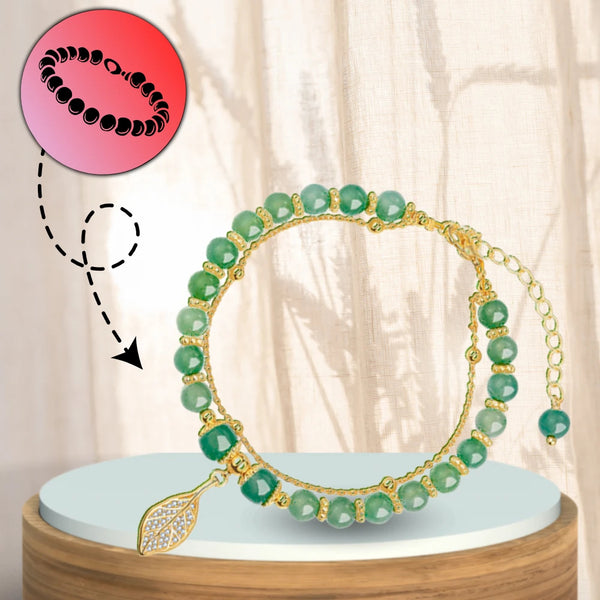 Dviguba apyrankė su žaliais karoliukais ir lapelio pakabuku