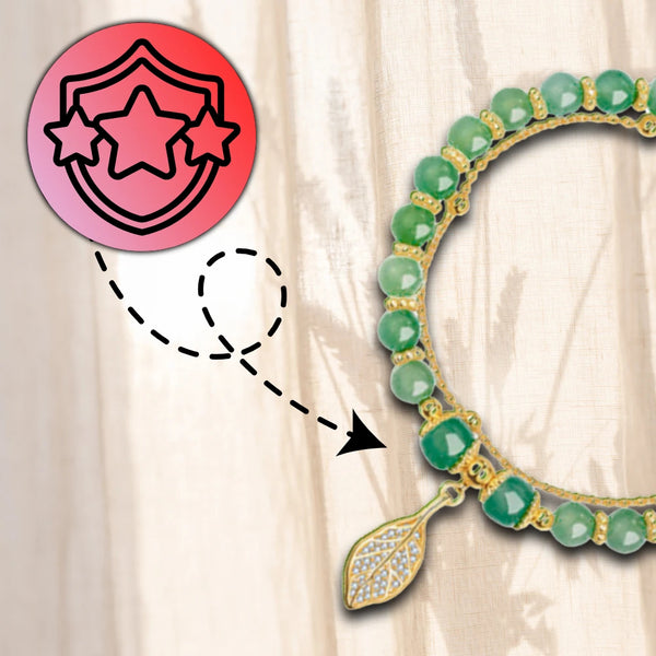 Dviguba apyrankė su žaliais karoliukais ir lapelio pakabuku