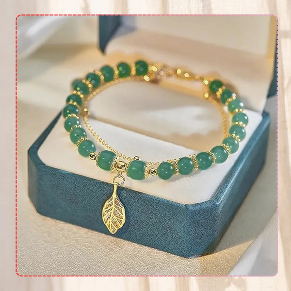 Dviguba apyrankė su žaliais karoliukais ir lapelio pakabuku