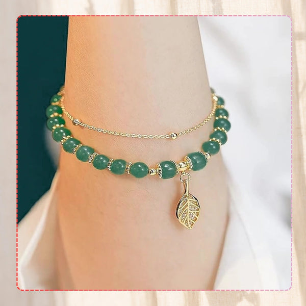 Dviguba apyrankė su žaliais karoliukais ir lapelio pakabuku