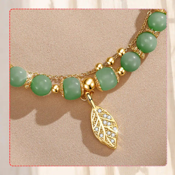 Dviguba apyrankė su žaliais karoliukais ir lapelio pakabuku