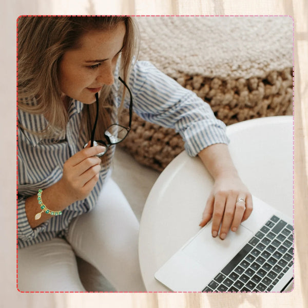 Dviguba apyrankė su žaliais karoliukais ir lapelio pakabuku