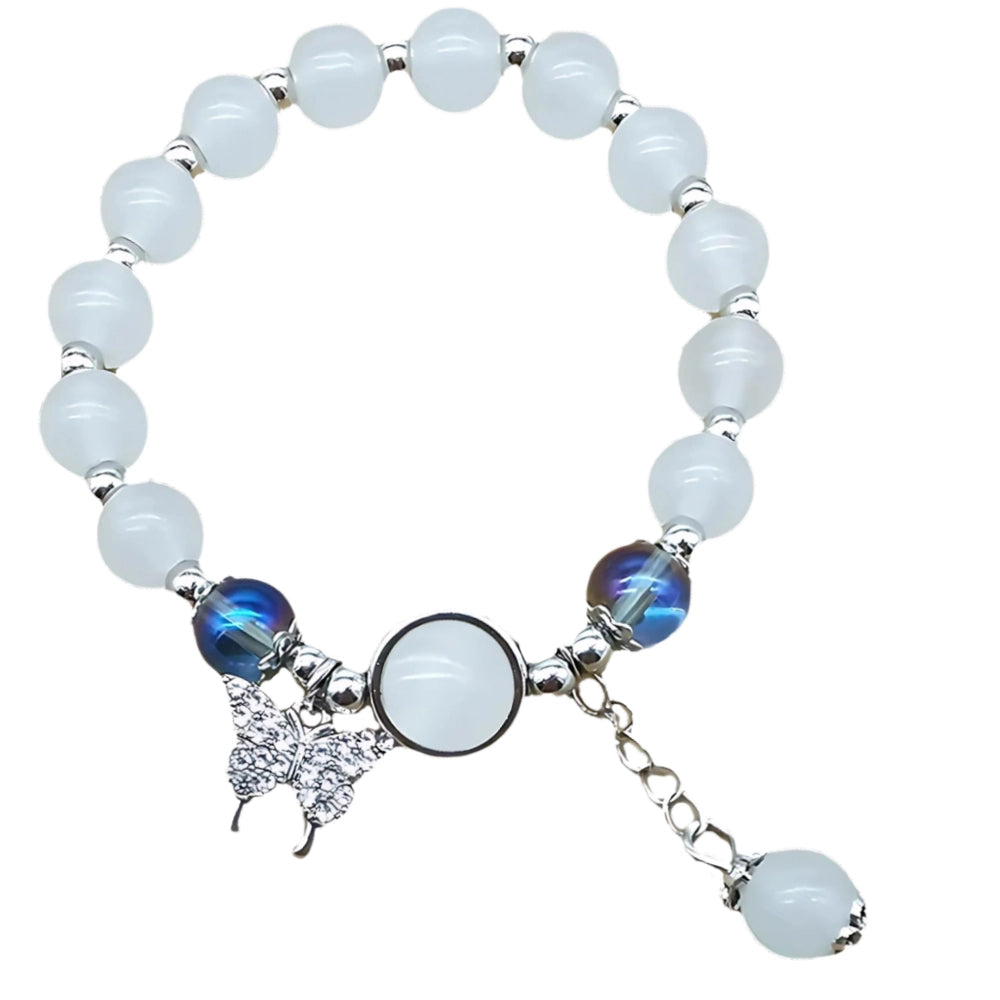 Balta apyrankė su karoliukais ir drugelio pakabuku