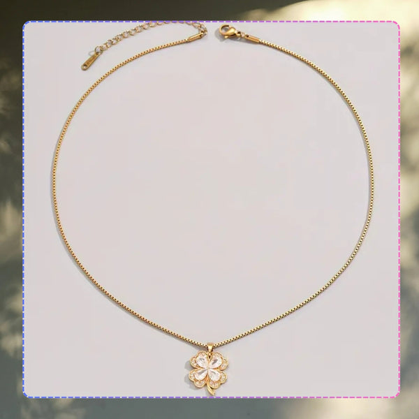 Auksinis vėrinys su cirkoniais ir keturlape dobele, chirurginis plienas