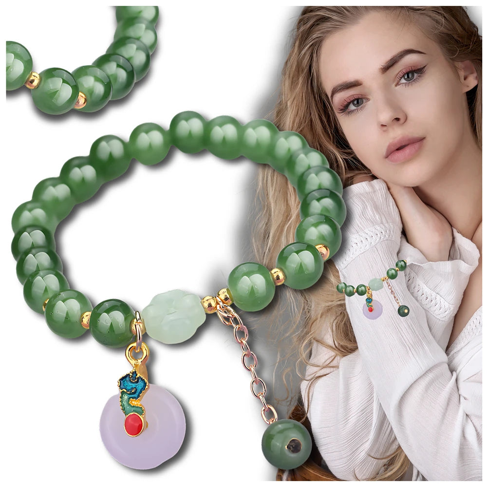 Žalia apyrankė su karoliukais ir pakabuku