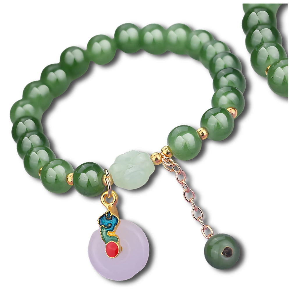 Žalia apyrankė su karoliukais ir pakabuku