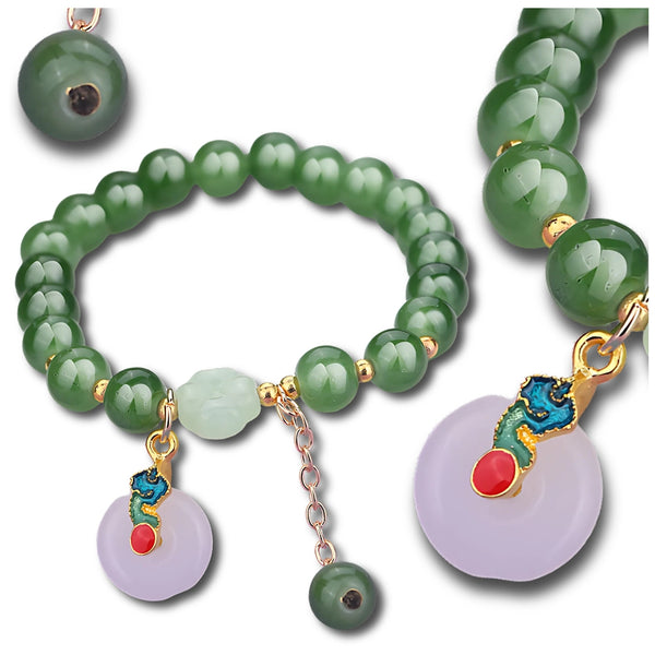 Žalia apyrankė su karoliukais ir pakabuku