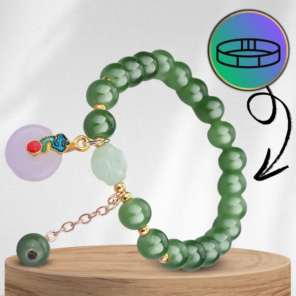 Žalia apyrankė su karoliukais ir pakabuku