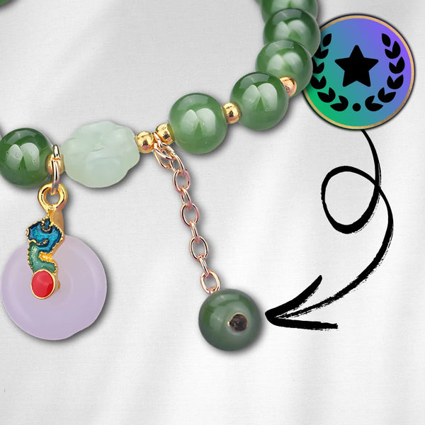 Žalia apyrankė su karoliukais ir pakabuku