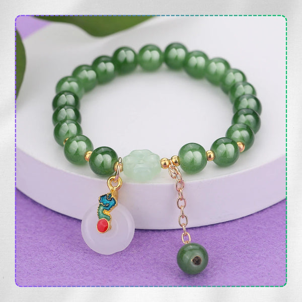 Žalia apyrankė su karoliukais ir pakabuku