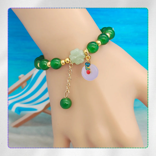 Žalia apyrankė su karoliukais ir pakabuku