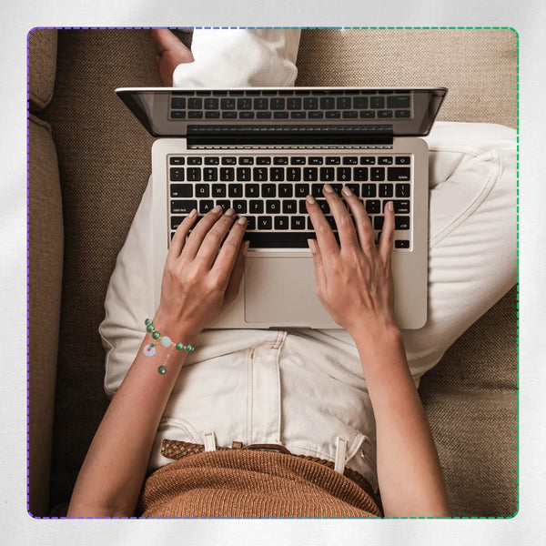 Žalia apyrankė su karoliukais ir pakabuku