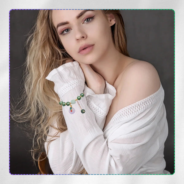 Žalia apyrankė su karoliukais ir pakabuku