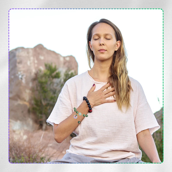 Žalia apyrankė su karoliukais ir pakabuku