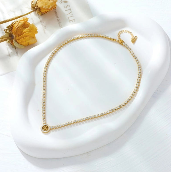 Auksinis kaklo papuošalas su medžio pakabuku ir cirkoniais