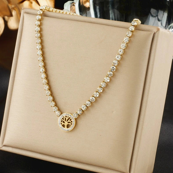 Auksinis kaklo papuošalas su medžio pakabuku ir cirkoniais