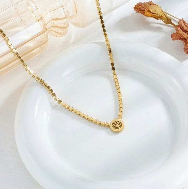 Auksinis kaklo papuošalas su medžio pakabuku ir cirkoniais