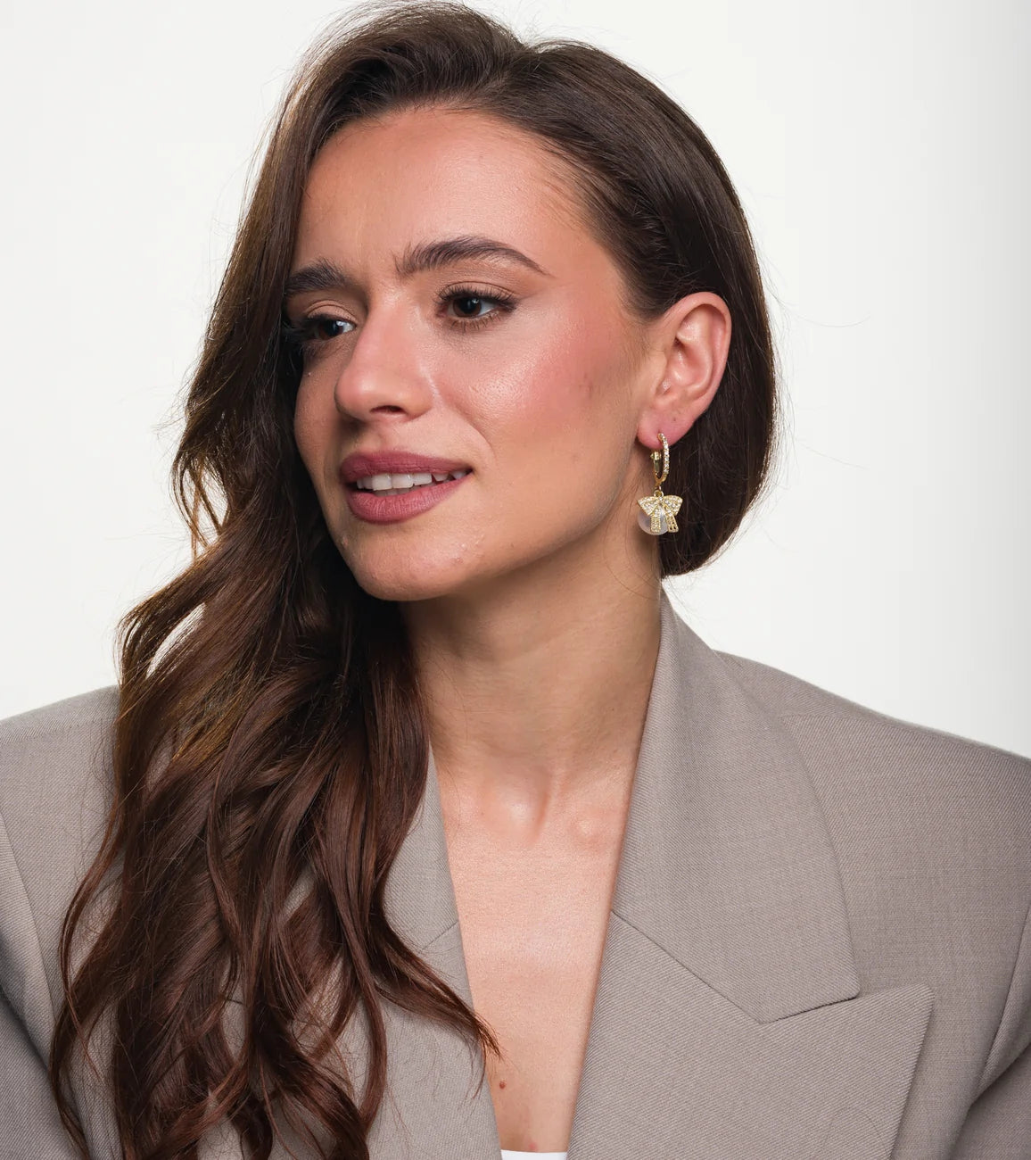 Moteriški auskarai su perlais ir dideliu kaspinu, auksinės spalvos