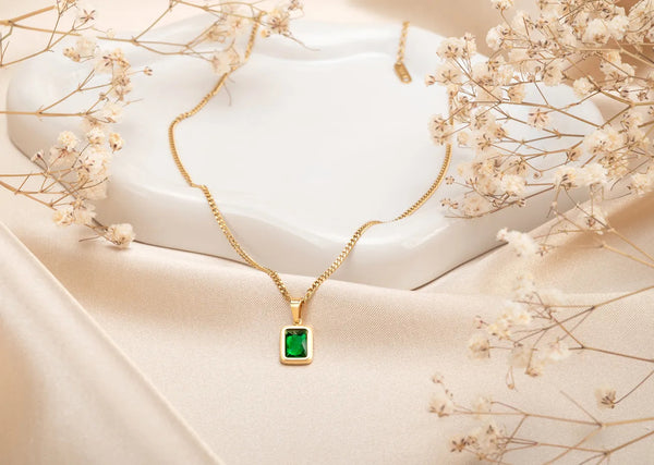 Elegantiškas auksinis vėrinys su žalia cirkonija