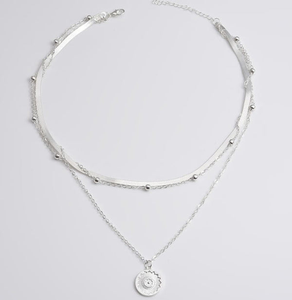 Sidabrinės spalvos chokeris su moneta