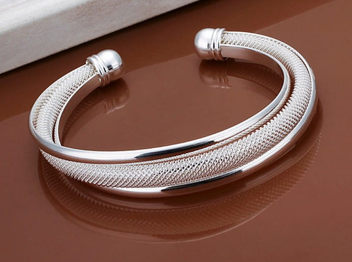Sidabrinės spalvos bangle apyrankė, reguliuojama