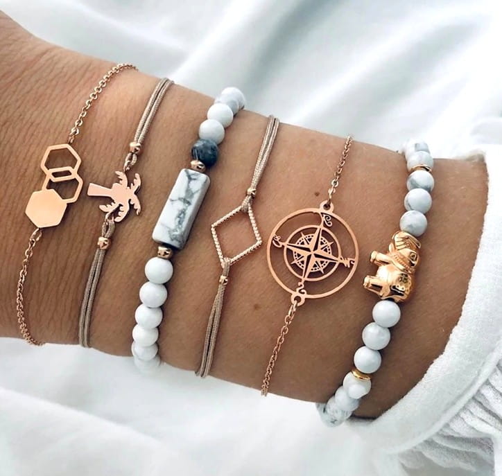 6 auksinių ir kreminių apyrankių rinkinys su drambliu ir palme