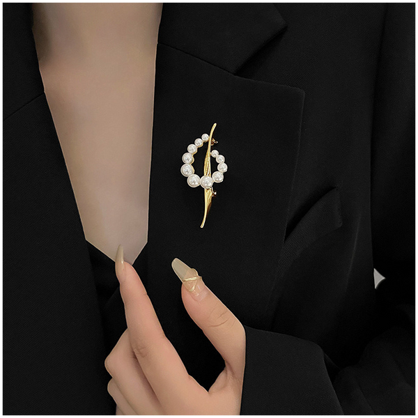 Dekoratyvinė auksinės spalvos sagė su perlais BZ226