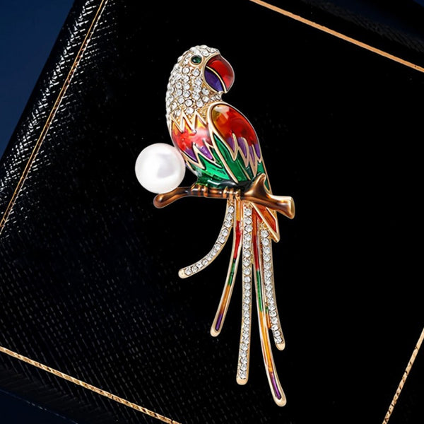 Dekoratyvinė sagė „Papūga“ su cirkoniais ir perlu (BZ221)