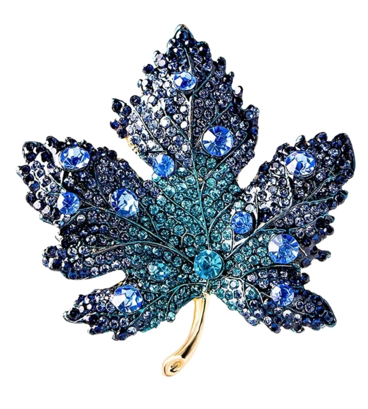 Elegantiška mėlyno klevo lapo sagė, dekoruota cirkoniais