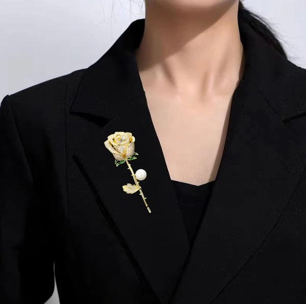 Elegantiška sagė su rože, dekoruota cirkoniais ir perlu E49 N328