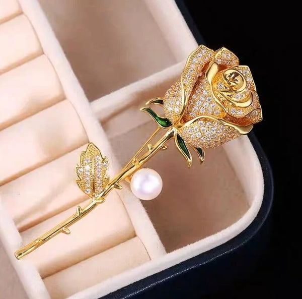 Elegantiška sagė su rože, dekoruota cirkoniais ir perlu E49 N328