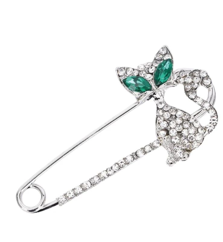 Elegantiška sidabrinė katės sagė, dekoruota cirkoniais