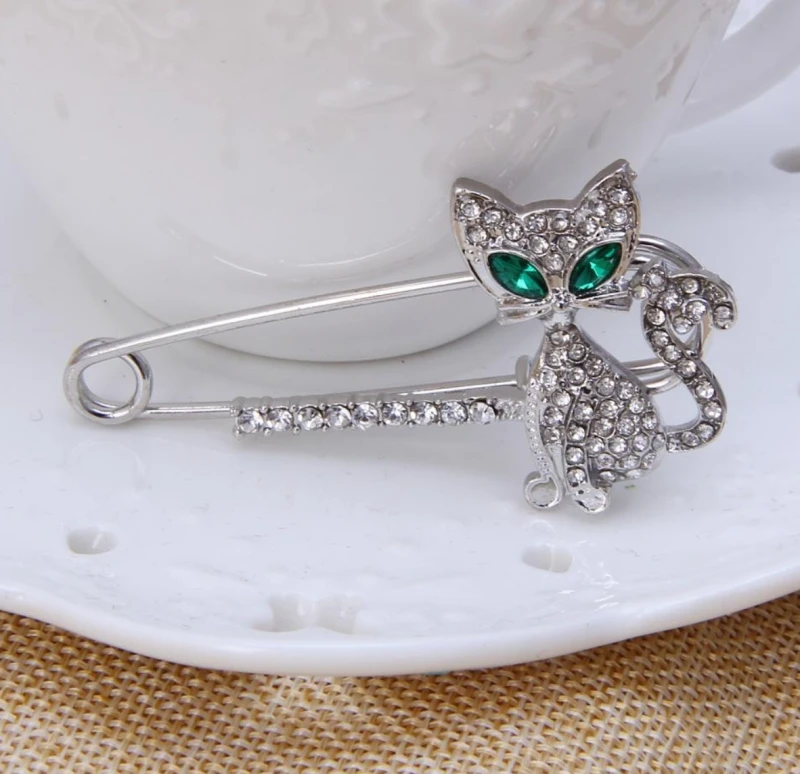 Elegantiška sidabrinė katės sagė, dekoruota cirkoniais