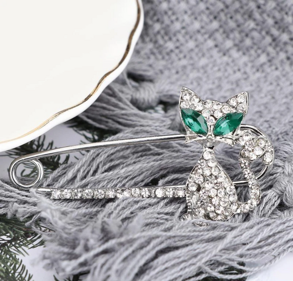 Elegantiška sidabrinė katės sagė, dekoruota cirkoniais