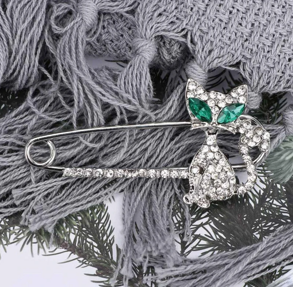 Elegantiška sidabrinė katės sagė, dekoruota cirkoniais