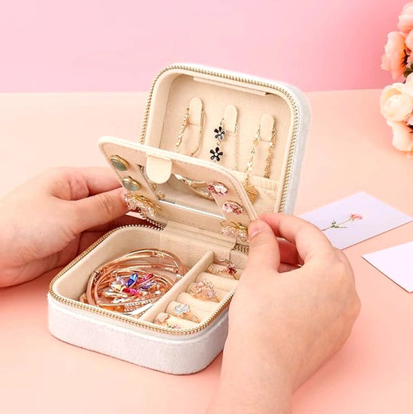 Kosmetinė papuošalams FD127 balta