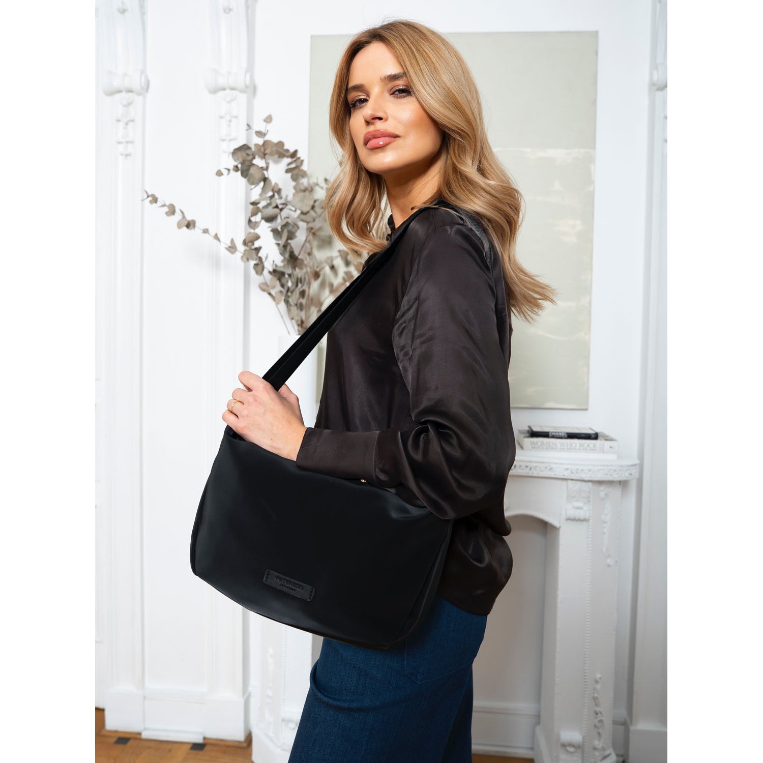 Moteriška rankinė per petį, juoda R500