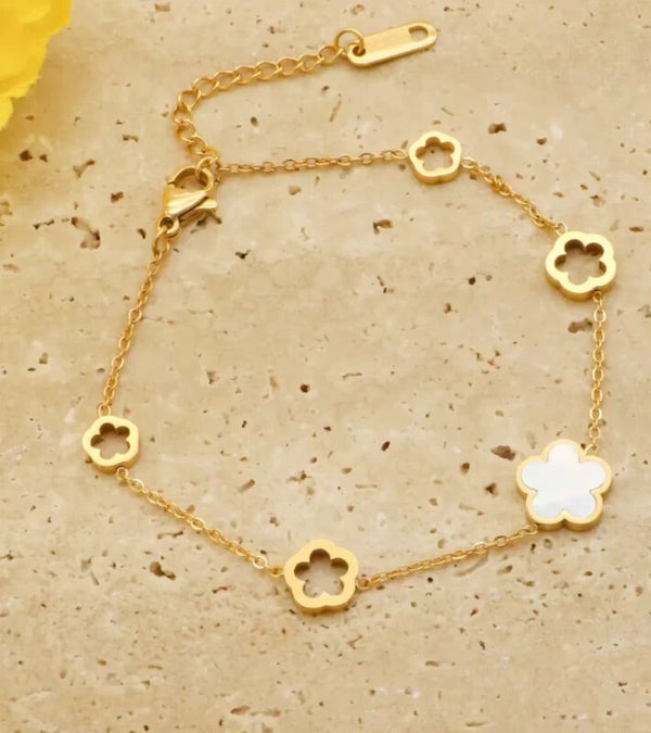 Paauksuota chirurginio plieno apyrankė su balta gėle