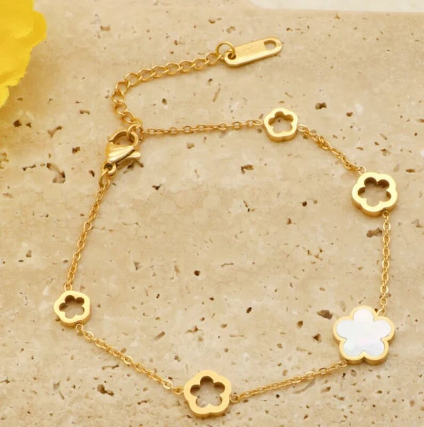 Paauksuota chirurginio plieno apyrankė su balta gėle