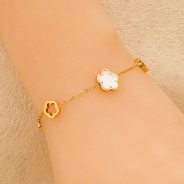 Paauksuota chirurginio plieno apyrankė su balta gėle