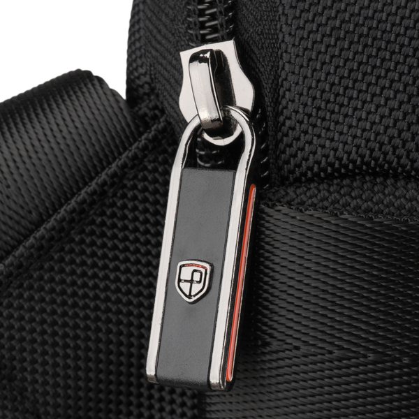 Vyriška maža juoda „Peterson“ lengva miesto rankinė per petį (crossbody), užsegama užtrauktuku, iš tekstilės D89