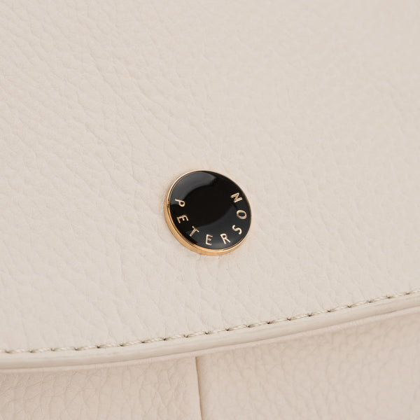 Maža moteriška miesto kuprinė „Peterson“ su atvartu, elegantiška, smėlio spalvos, iš ekologiškos odos D95