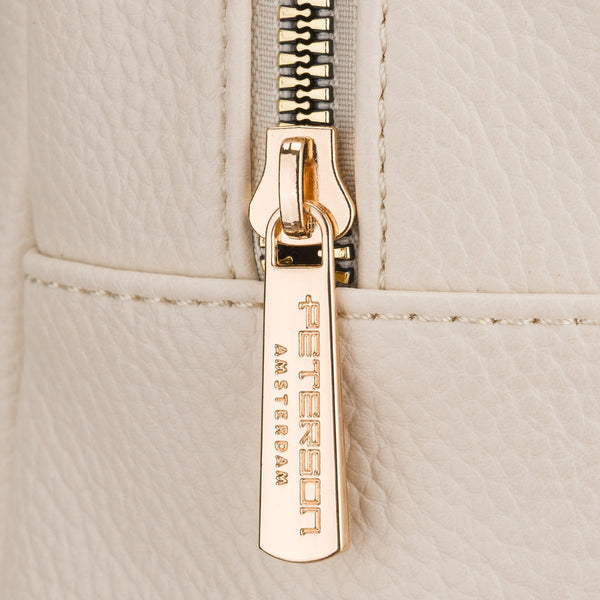 Maža moteriška miesto kuprinė „Peterson“ su atvartu, elegantiška, smėlio spalvos, iš ekologiškos odos D95