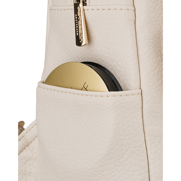 Maža moteriška miesto kuprinė „Peterson“ su atvartu, elegantiška, smėlio spalvos, iš ekologiškos odos D95