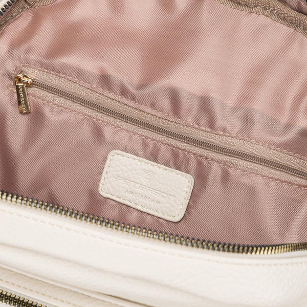 Maža moteriška miesto kuprinė „Peterson“ su atvartu, elegantiška, smėlio spalvos, iš ekologiškos odos D95