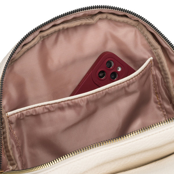 Maža moteriška miesto kuprinė „Peterson“ su atvartu, elegantiška, smėlio spalvos, iš ekologiškos odos D95